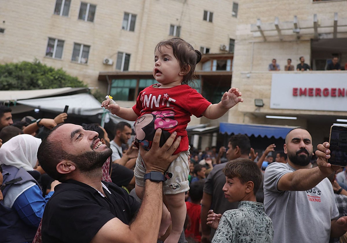 Gazatíes celebran el alto el fuego