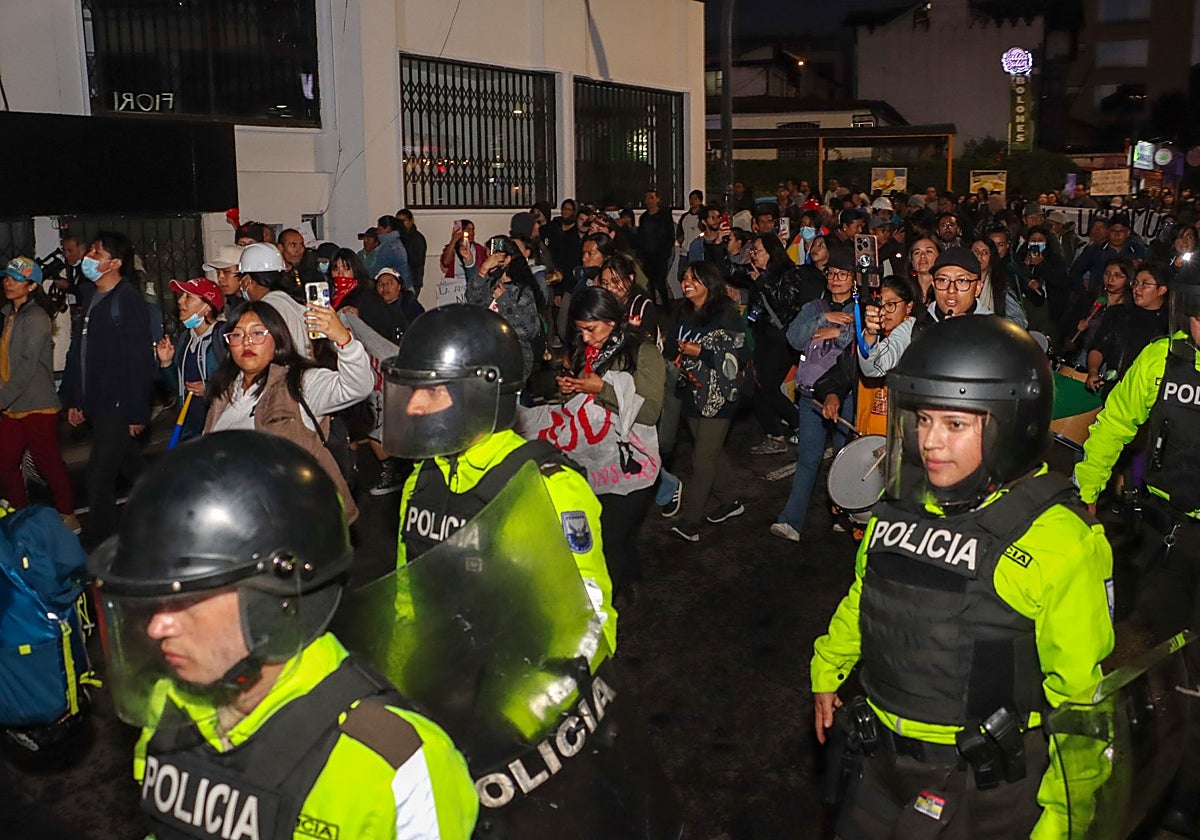 La Policía custodia una marcha contra Noboa y por la alza del diésel este martes, en Quito