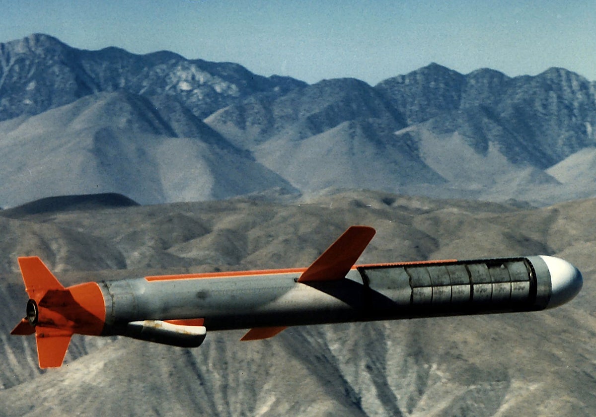 Un misil de crucero Tomahawk, capaz de alcanzar miles de kilómetros, en vuelo
