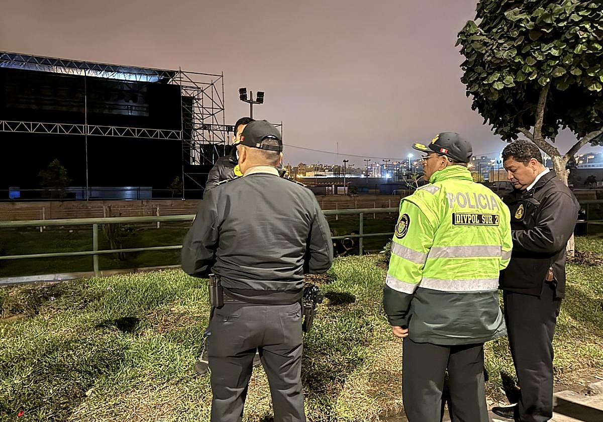 La Policía peruana vigilando el recinto del concierto de Agua Marina tras el atentado del miércoles