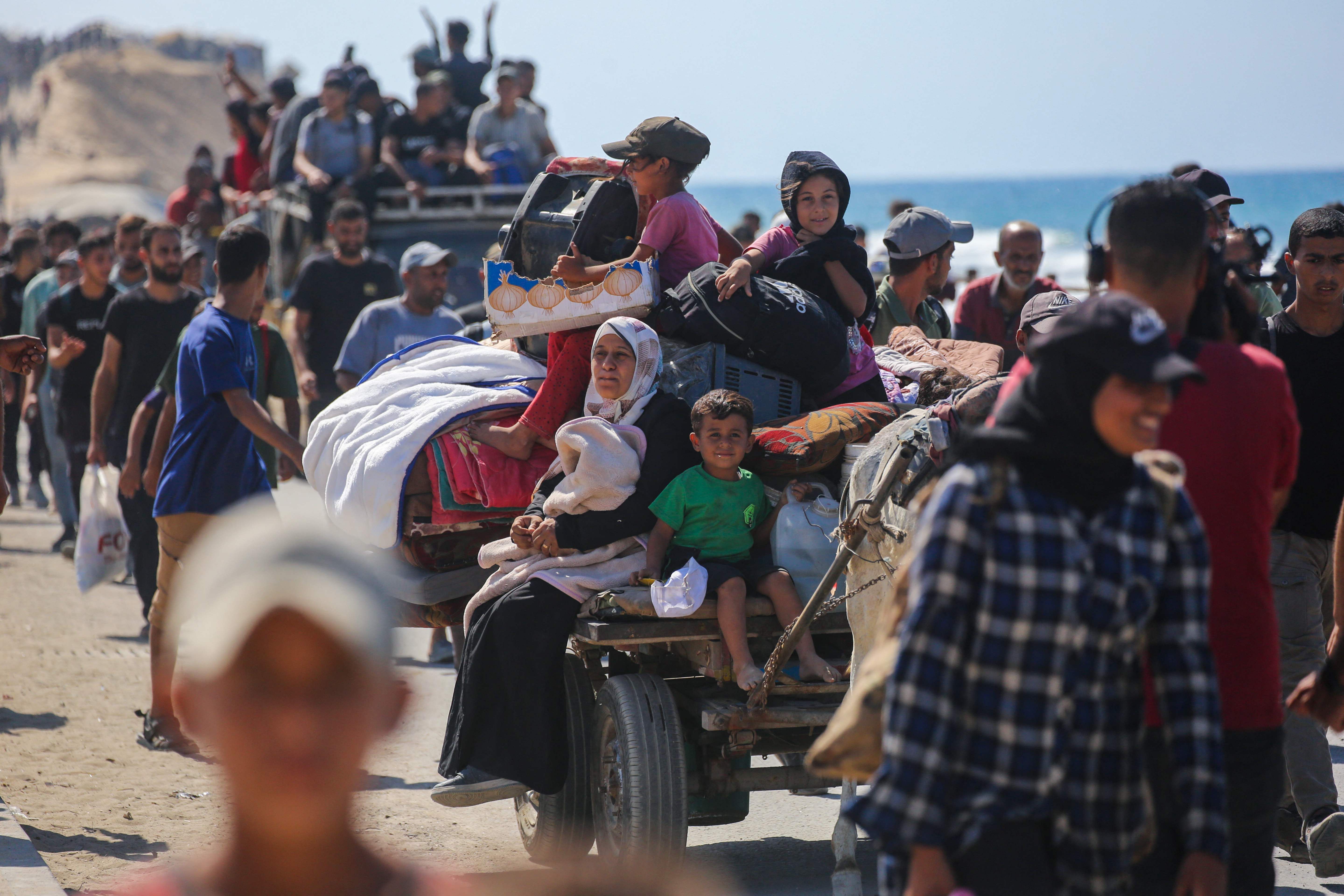 Miles de palestinos se dirigen por la carretera Al-Rashid hacia la ciudad de Gaza desde Nuseirat.