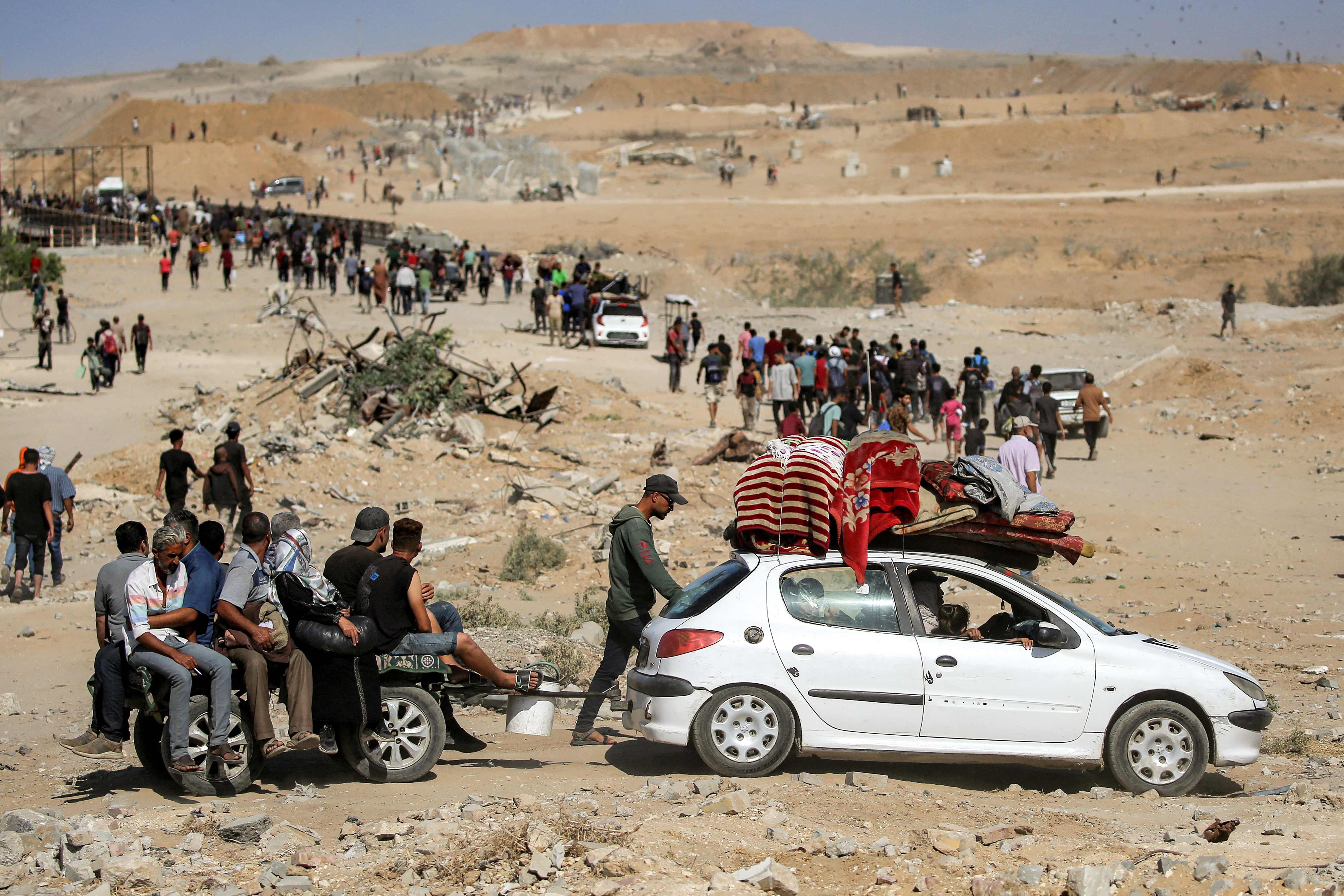 La gente se abre paso por el llamado «corredor de Netzarim».