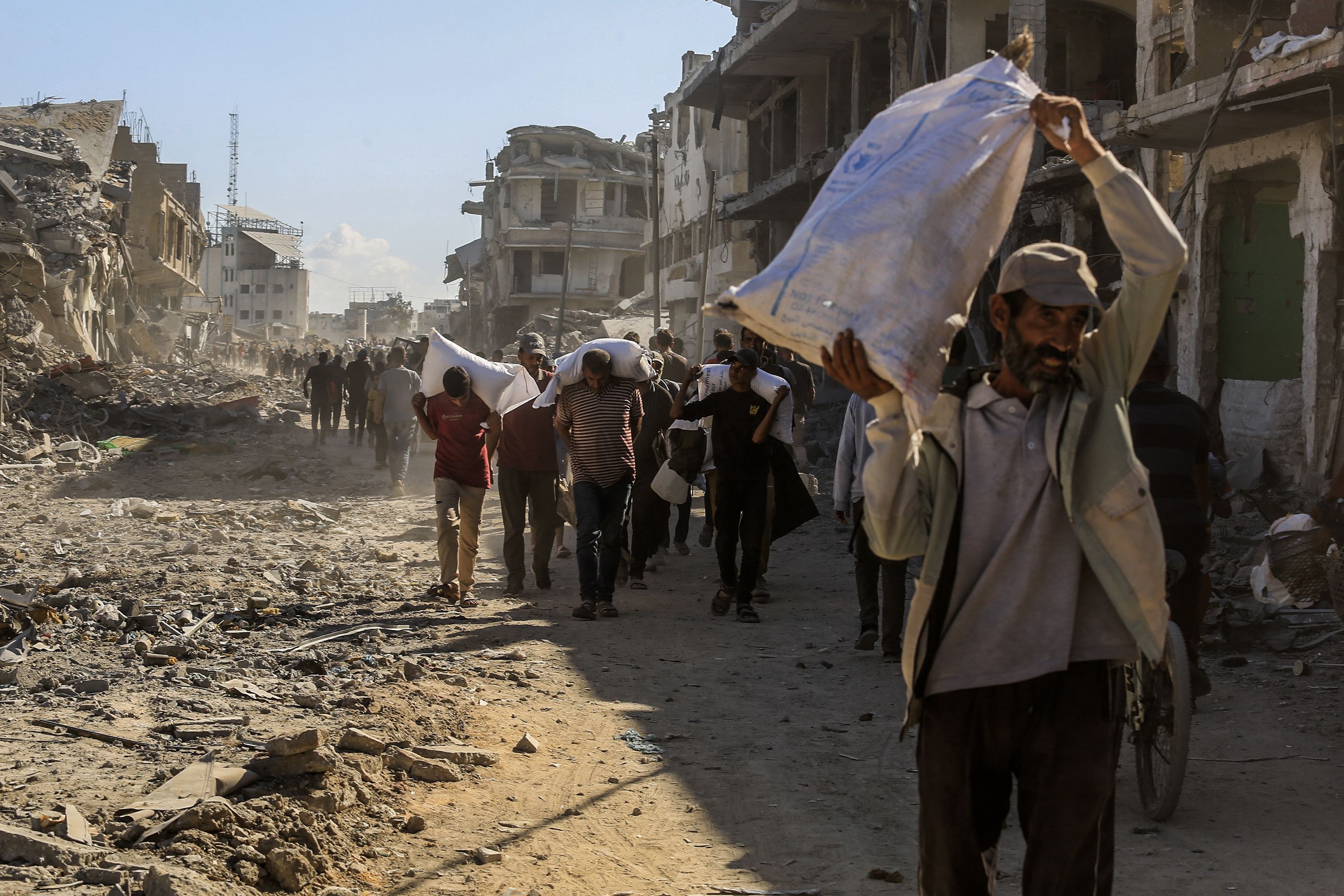 Los palestinos desplazados regresan a sus hogares tras la retirada del ejército israelí de algunas zonas al este de Jan Yunis.