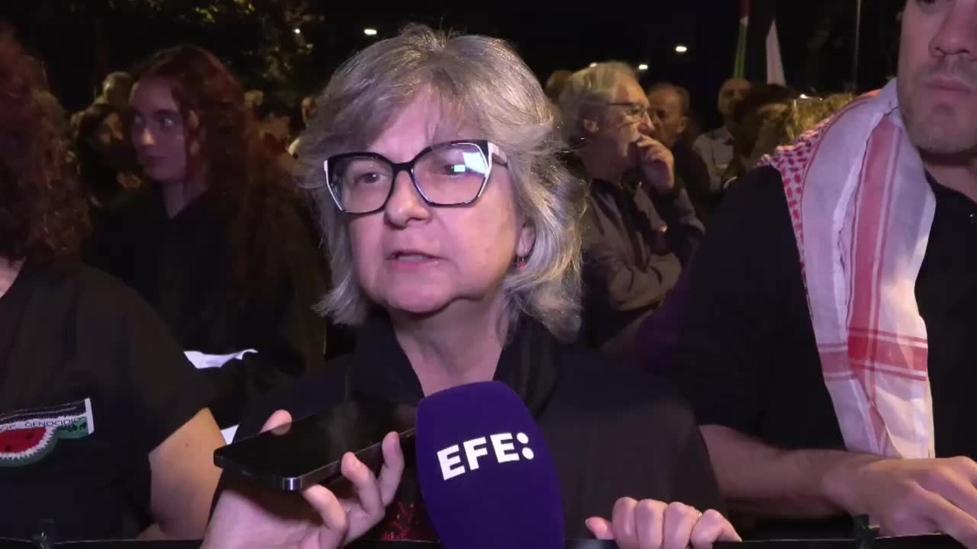 Un centenar de personas muestran su duelo y alzan sus luces por las víctimas en Palestina