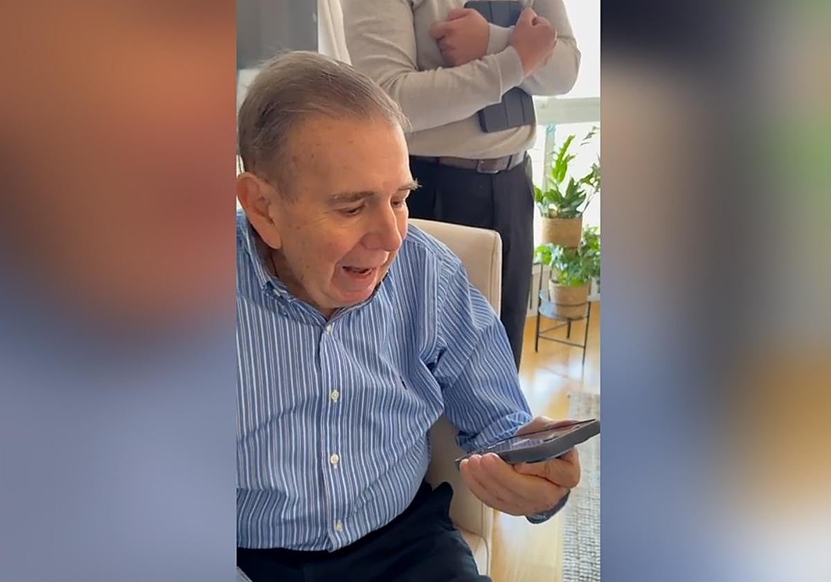 Edmundo González habla por teléfono con María Corina Machado tras la concesión del Nobel de la Paz