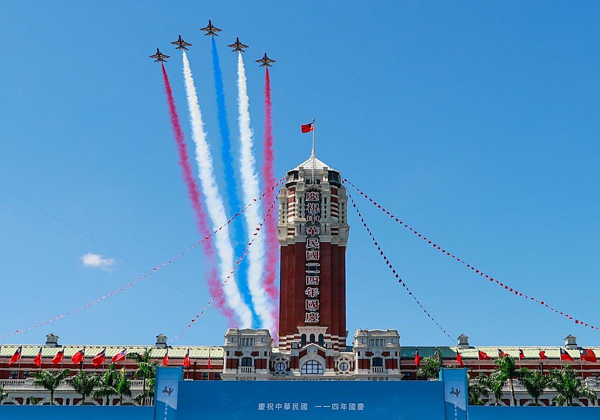 Aviones de combate taiwaneses sobrevuelan durante las celebraciones del Día Nacional de Taiwán