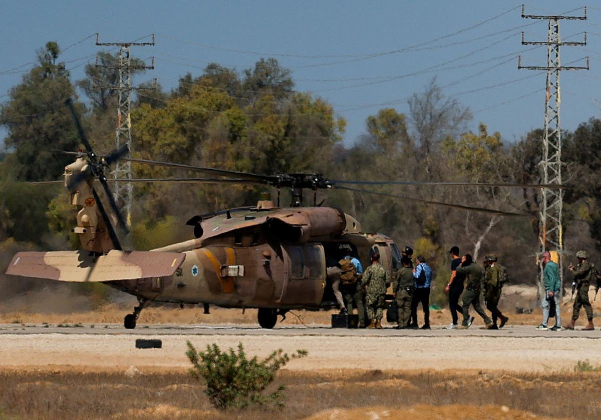 El enviado especial de Estados Unidos a Oriente Próximo, Steve Witkoff, sube a un helicóptero Black Hawk israelí desde la base militar de Reim, próximo a la frontera de la franja de Gaza