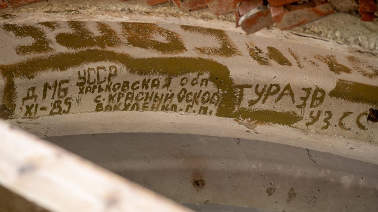 Aún quedan inscripciones de soldados ucranianos que estuvieron allí en 1985