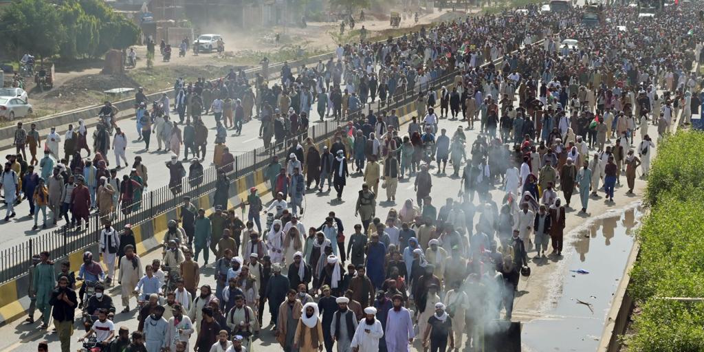 Pakistán y los talibanes se enzarzan en combates en la frontera en la crisis más grave desde el retorno de los integristas