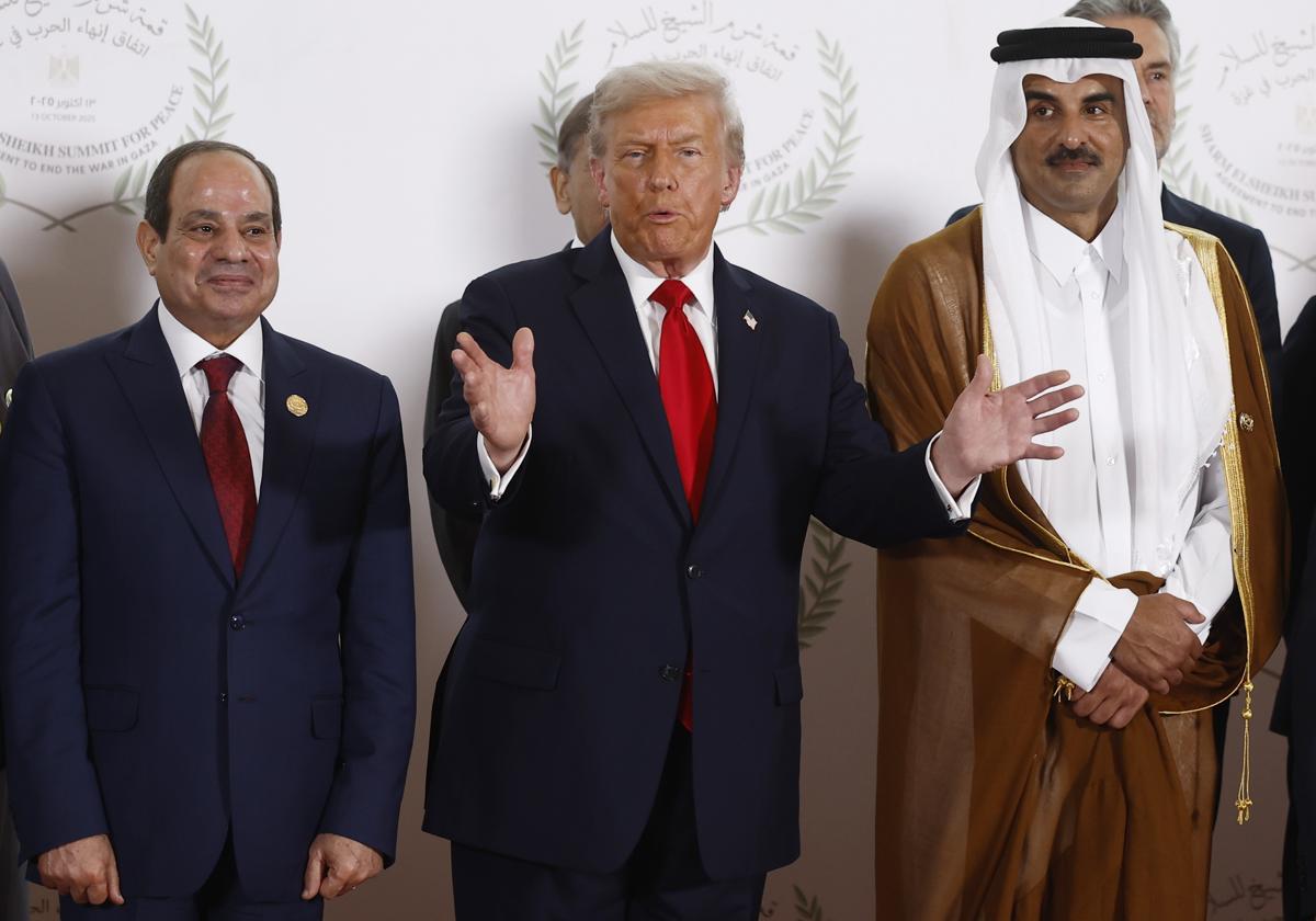 Donald Trump, junto al presidente egipcio, Al Sisi y el emir de Qatar, Al Thani, este lunes en Sharm El Sheij