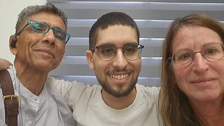 Evyatar David, junto a sus padres, Avishai y Galia, al regresar de su cautiverio