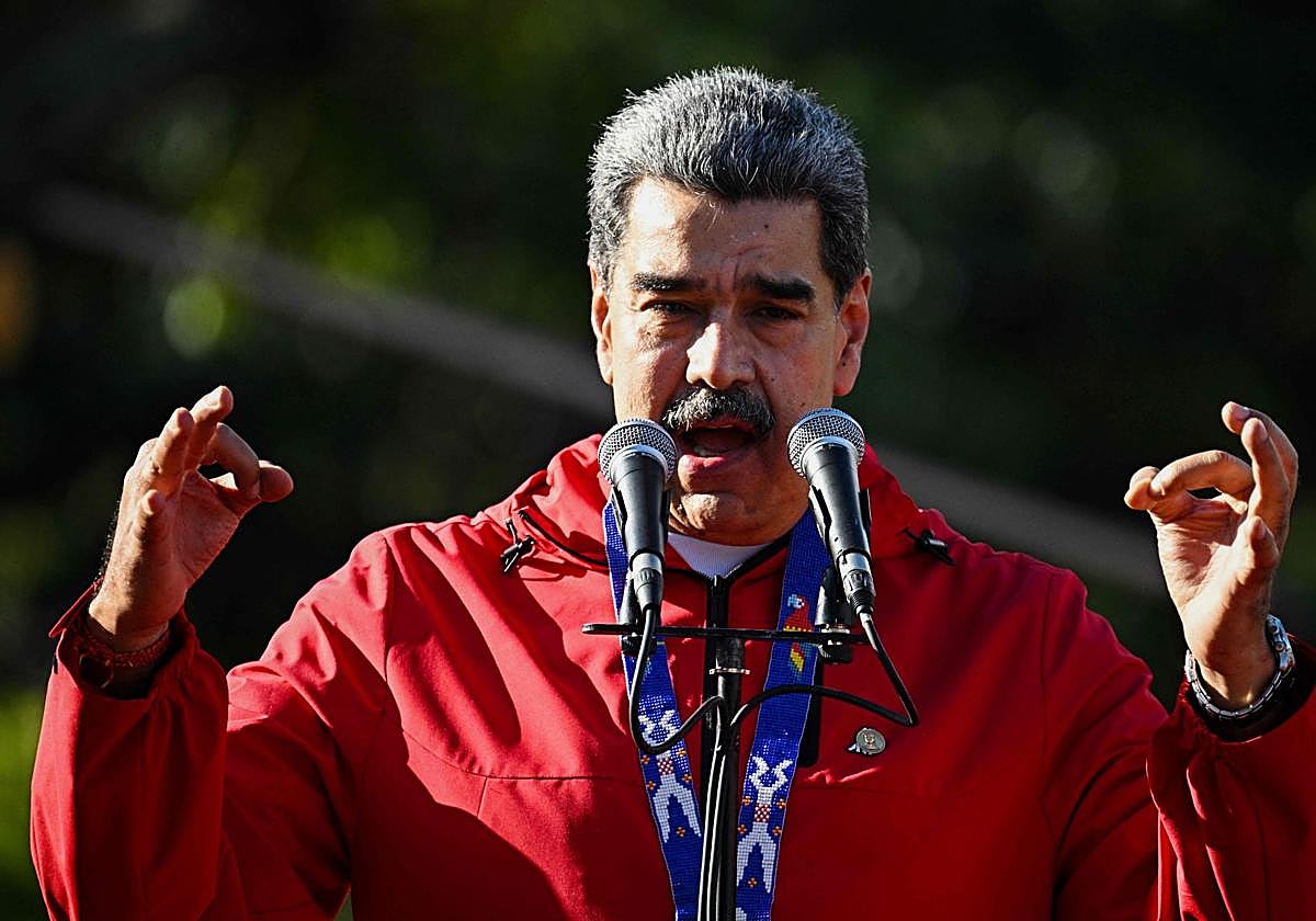 Nicolás Maduro, habla durante una marcha para conmemorar el «Día de la Resistencia Indígena»