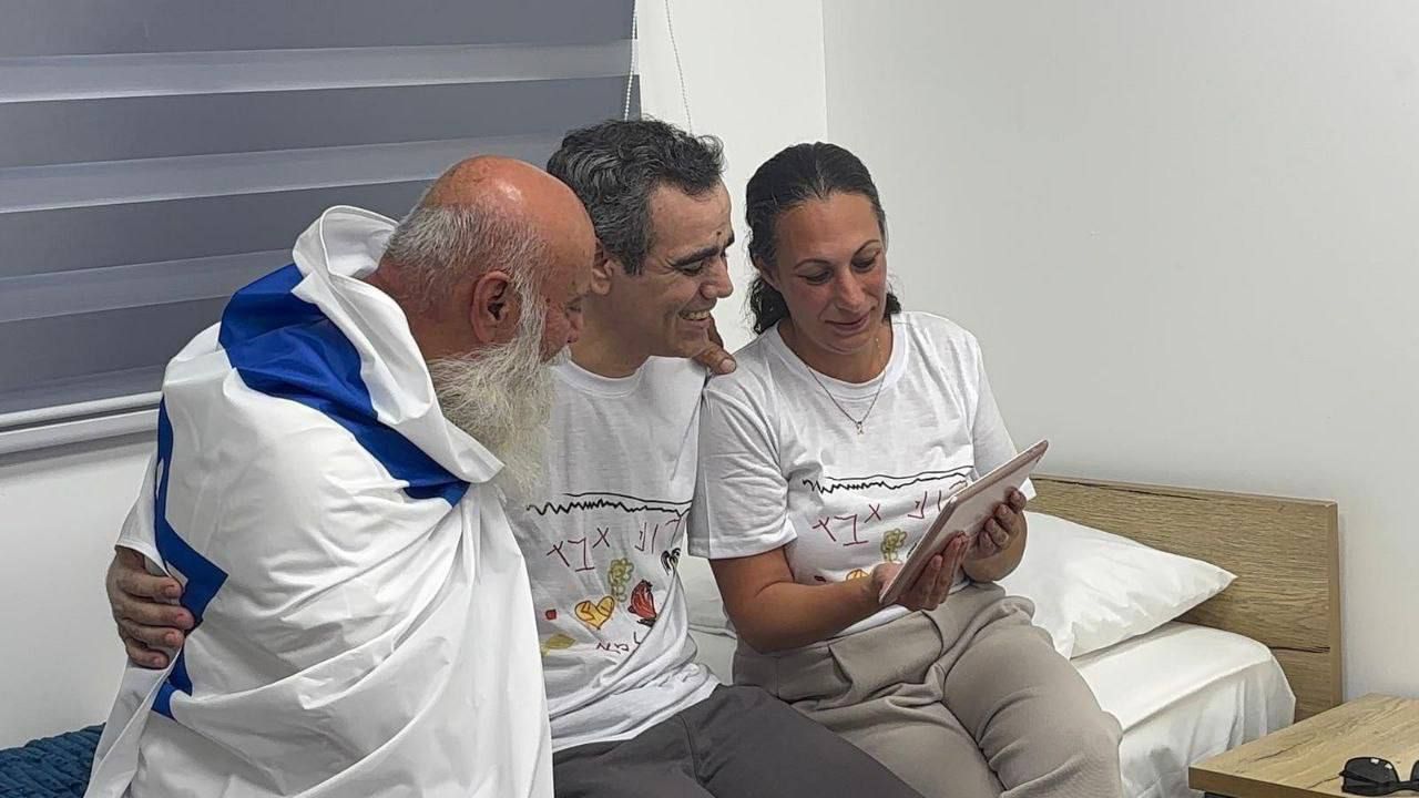 El rehén liberado Omri Miran se reúne con su familia en la base israelí de Reim después de regresar del cautiverio de Hamás en Gaza