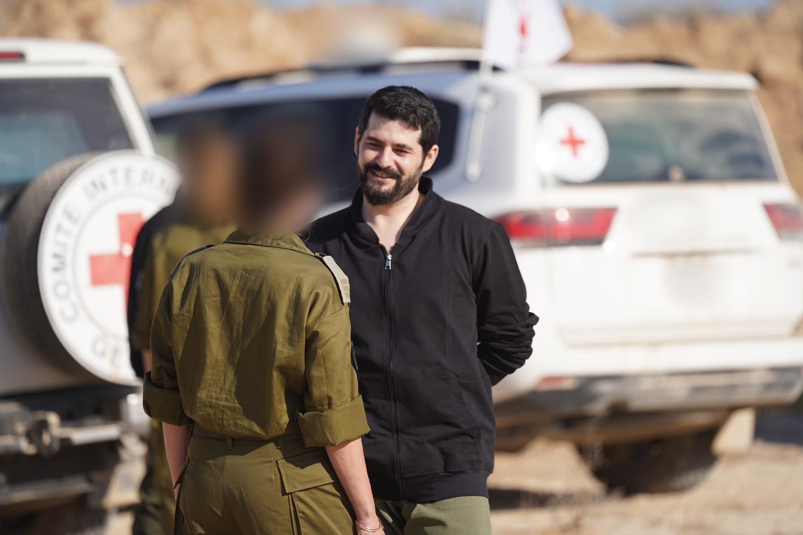El rehén israelí Ziv Berman tras su liberación por Hamás ya se encuentra en territorio israelí 