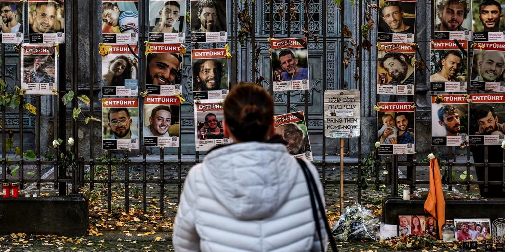 Israel identifica a dos de los cuatro rehenes muertos que Hamás entregó el lunes
