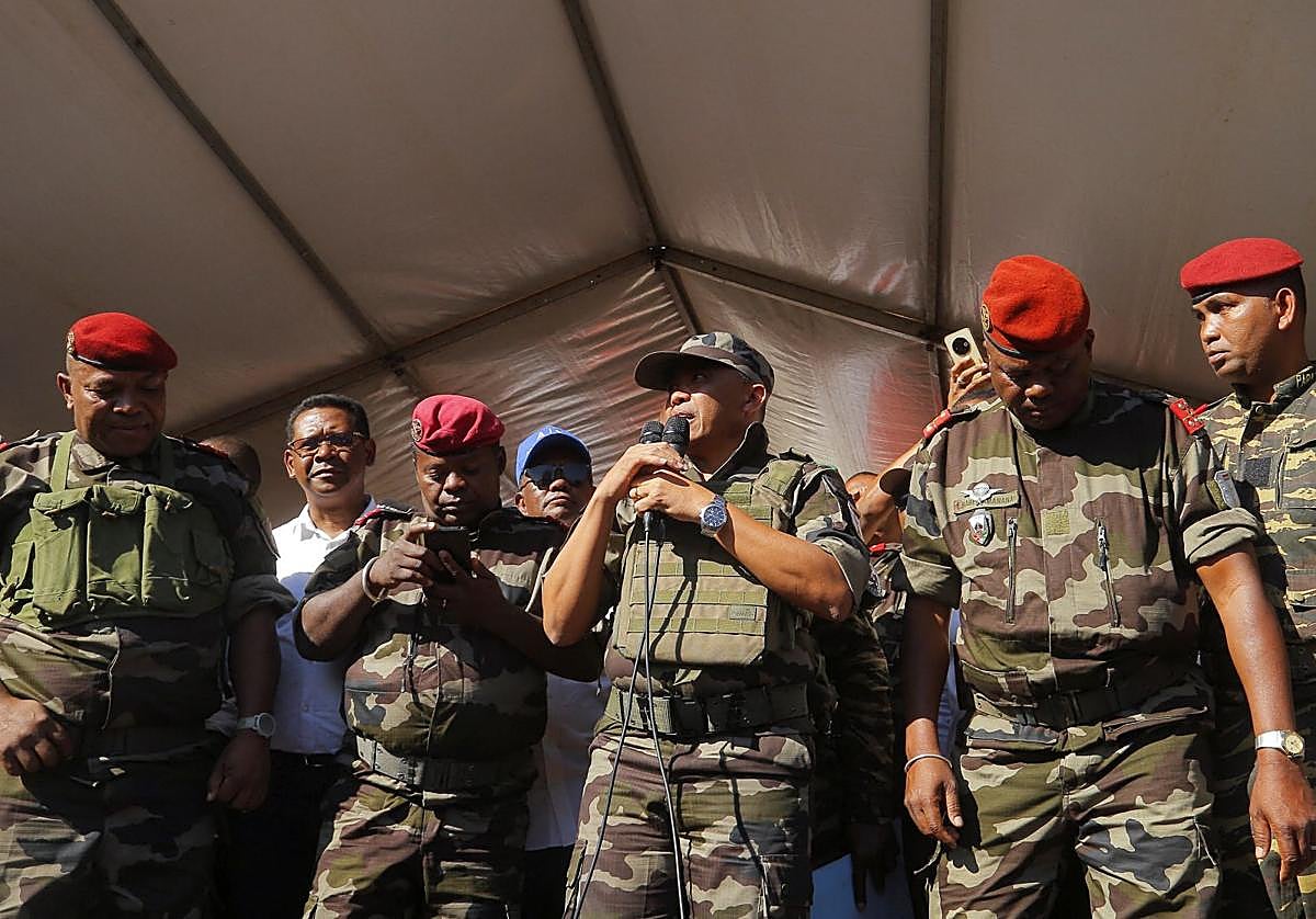 El coronel Randrianirina anuncia la toma de poder militar en Madagascar