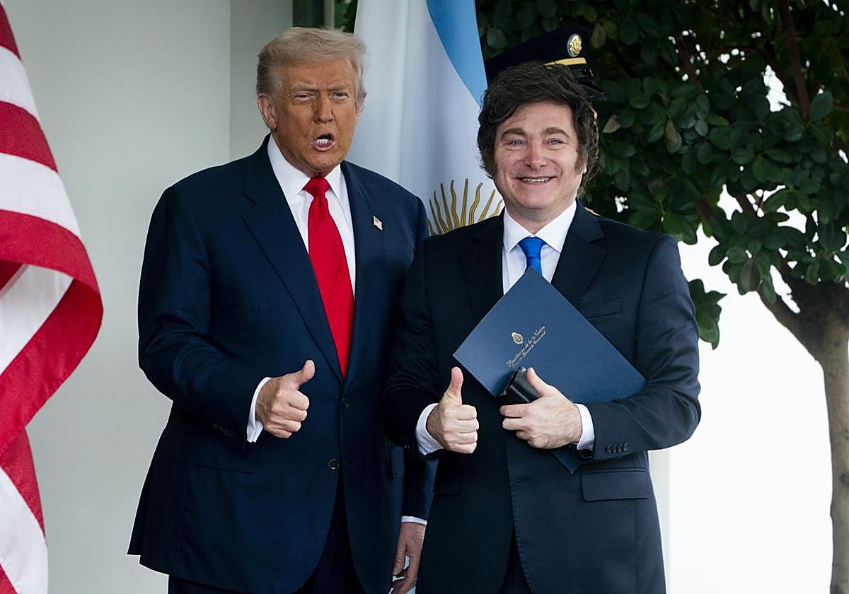 Trump, junto a Milei en la Casa Blanca este martes.