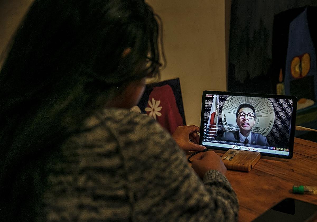 Una residente de Antananarivo ve el discurso del presidente de Madagascar, Andry Rajoelina, a la nación a través de la página oficial de Facebook de la Presidencia de Madagascar