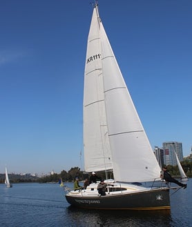 Imagen secundaria 2 - A vela sobre el Dniéper para sanar las heridas de la guerra en Ucrania