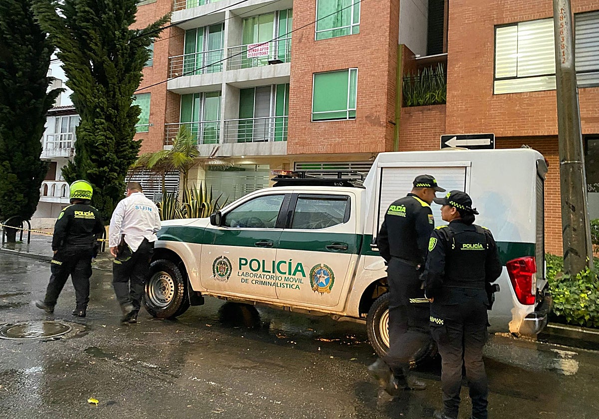 Unos policías trabajan en el lugar donde los activistas venezolanos Luis Alejandro Peche y Yendri Velásquez fueron baleados en Bogotá