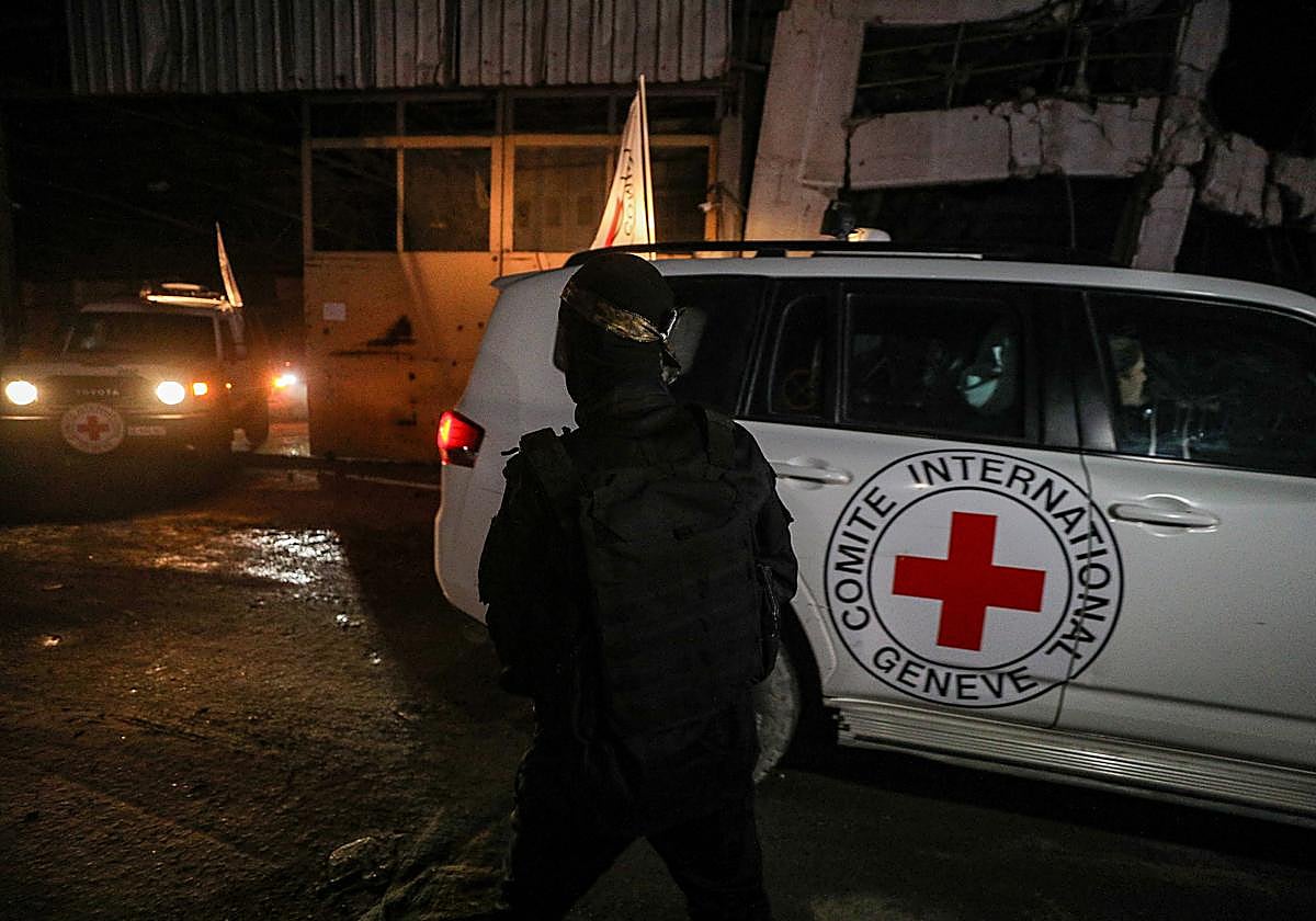 Una furgoneta de Cruz Roja en Gaza