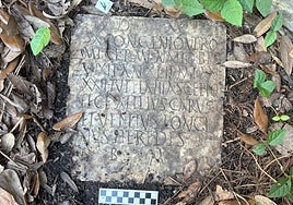 Un matrimonio encuentra una lápida romana del siglo II en su jardín en Nueva Orleans mientras limpiaba