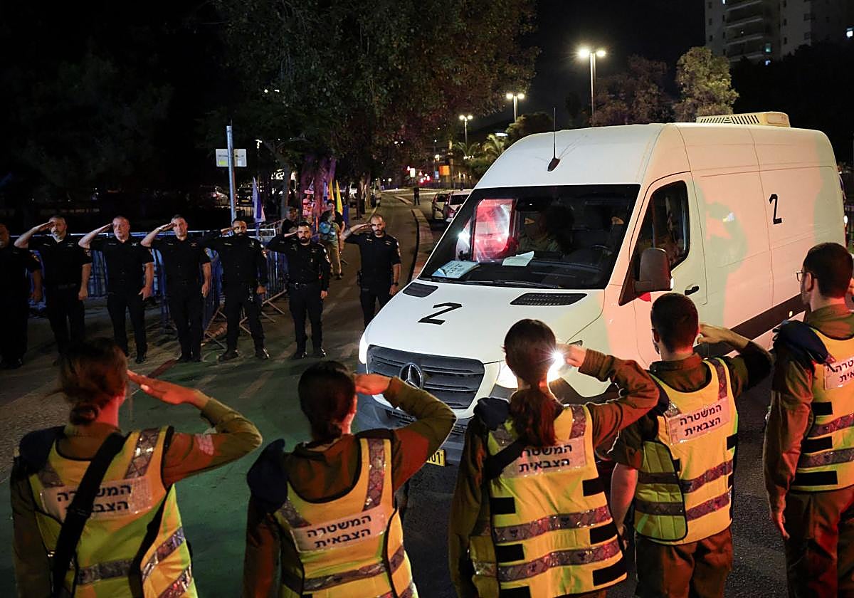 El convoy que transporta los cuerpos de los rehenes fallecidos, secuestrados por Hamás durante elatentado del 7 de octubre de 2023, llega al centro forense de Abu Kabir