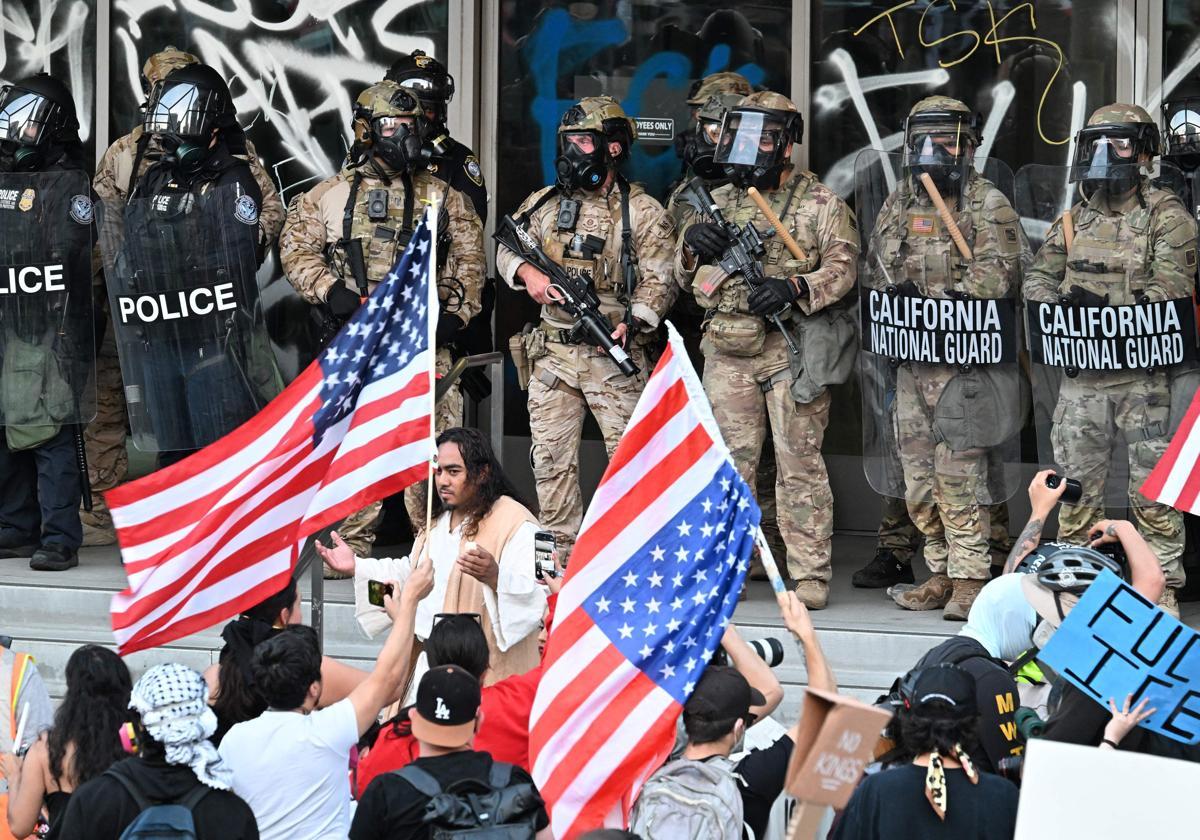 Imagen de archivo de una protesta contra los agentes desplegados por Donald Trump en Los Ángeles (California).
