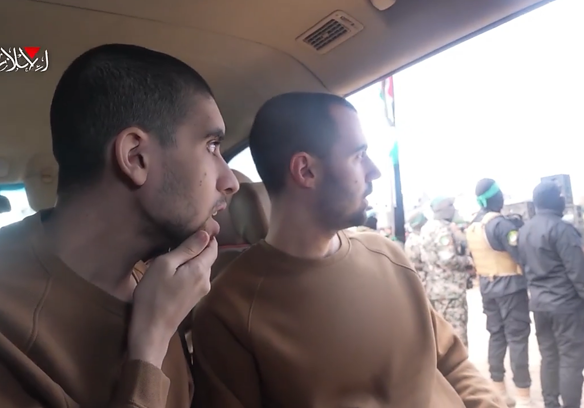 Evyatar David y Guy Gilboa-Dalal observan la liberación de algunos de sus compatriotas, 500 días después de su captura