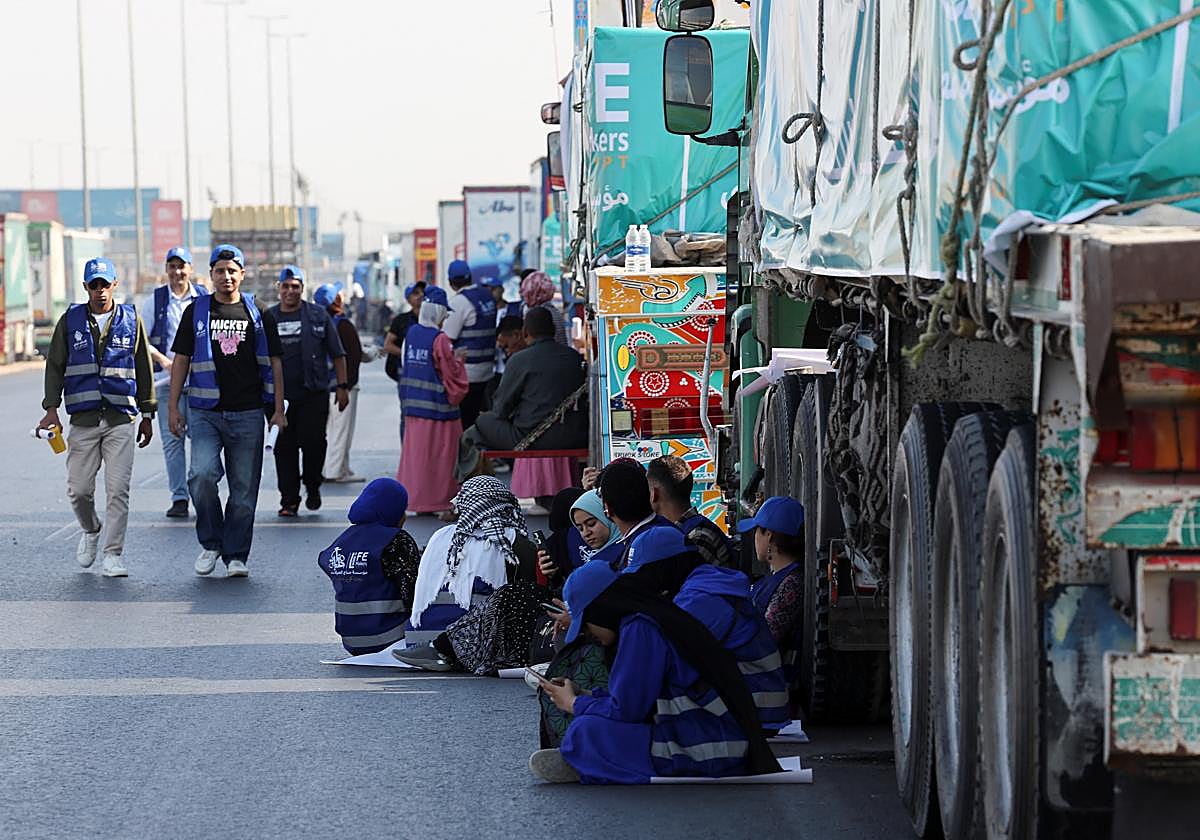 Voluntarios egipcios, en el Paso de Rafah.
