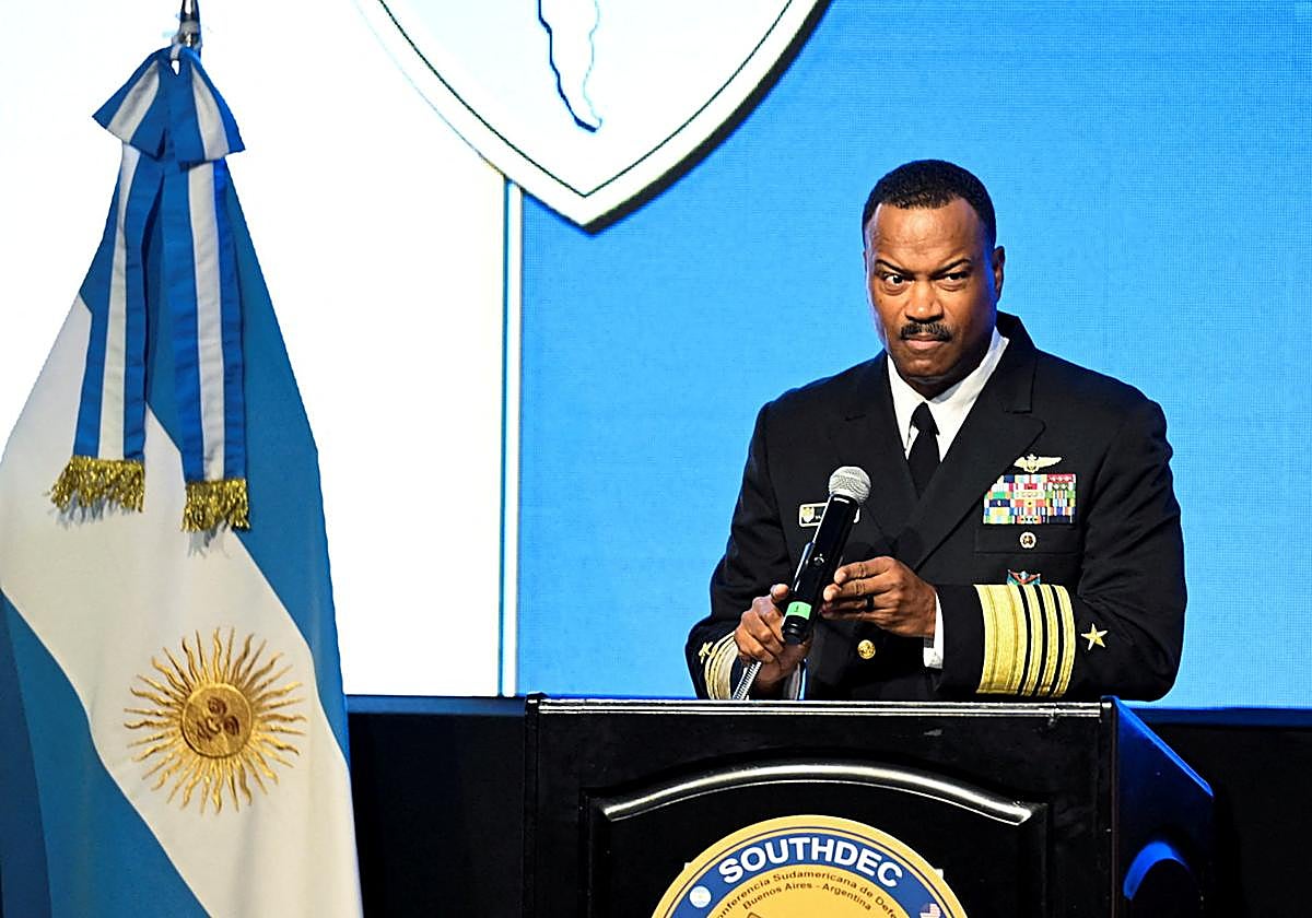 El almirante de la Armada de los EE. UU. Alvin Holsey, comandante del Comando Sur de los EE. UU. (SOUTHCOM), organiza la Conferencia de Defensa Sudamericana (SOUTHDEC), en Buenos Aires.