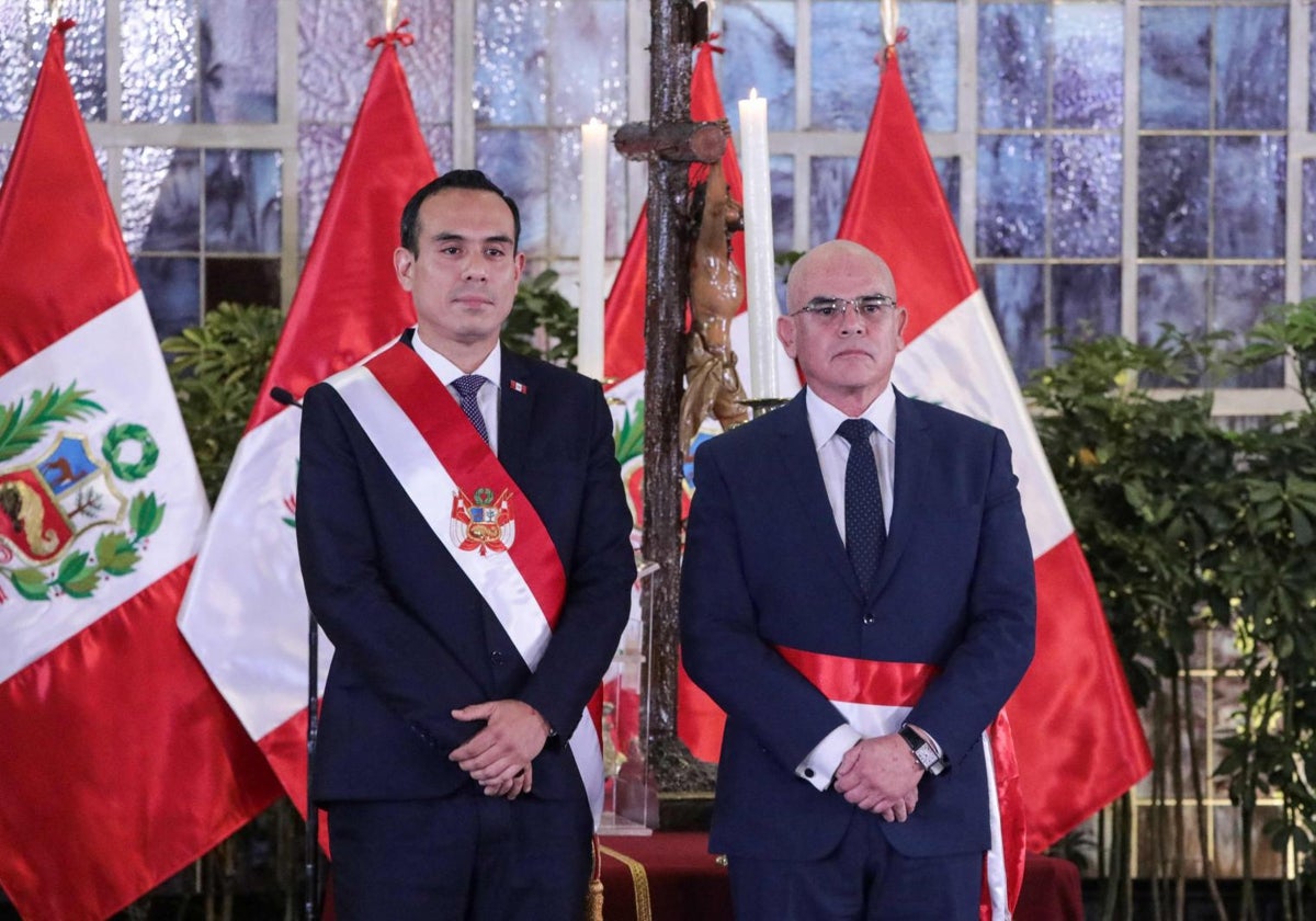 A la izquierda, el presidente de Perú, José Jerí, junto al nuevo primer ministro, Ernesto Álvarez Miranda
