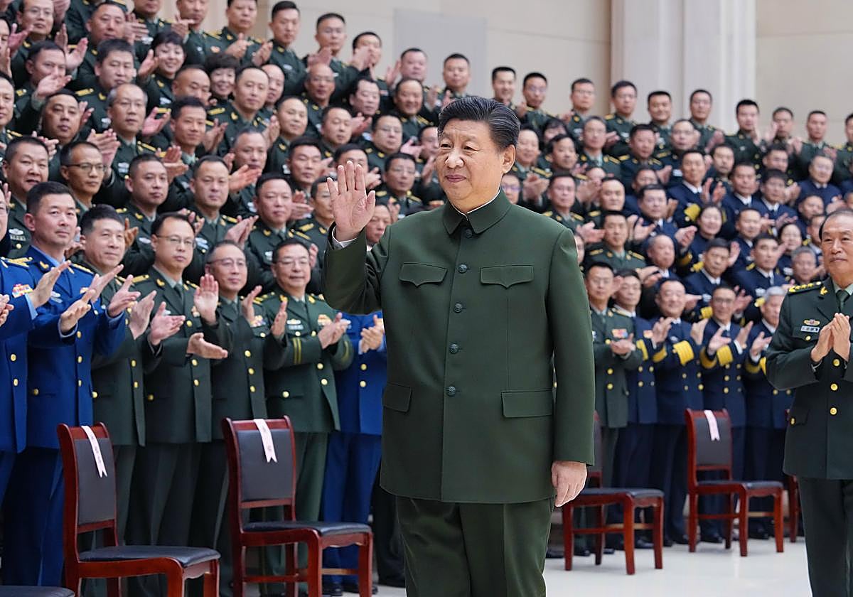 Xi Jinping pasa revista a un grupo de oficiales del Ejército chino