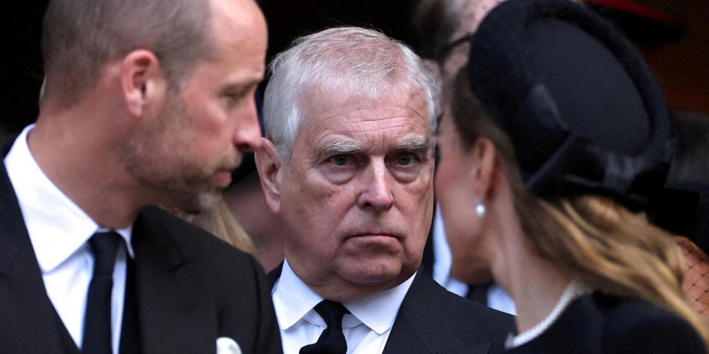 Una desactivación simbólica para el Príncipe Andrés, el hijo favorito de Isabel II