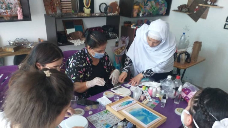 Mujeres haciendo manualidades en el talle de Suieda para mantener su salud mental en medio de un conflicto