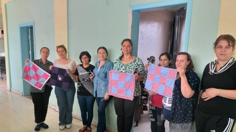 Carmelinda (la cuarta por la izquierda) junto a otras mujeres con las que ha organizado talleres de artesanía textil