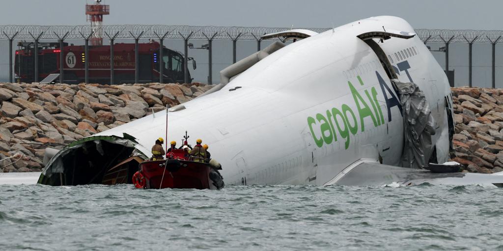 Mueren dos empleados del aeropuerto de Hong Kong tras chocar con un avión de carga que se salió de la pista