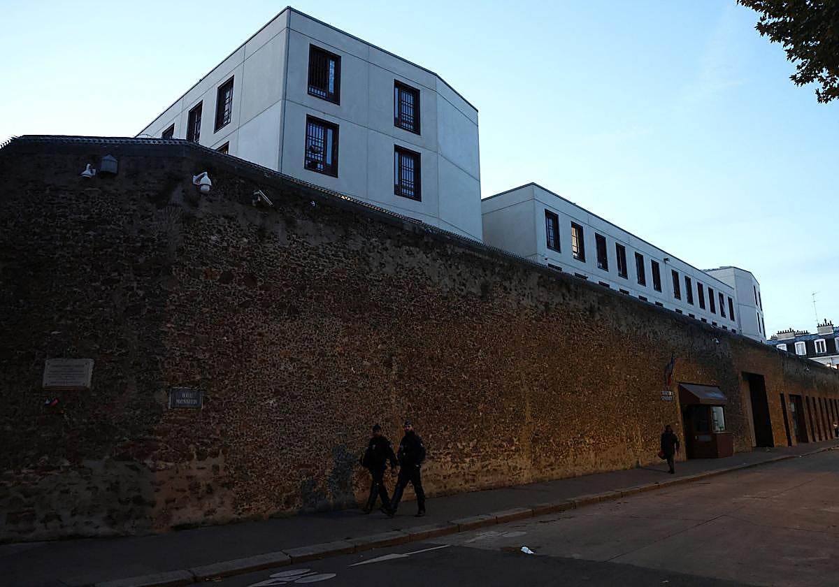 Exterior de la prisión de La Santé.
