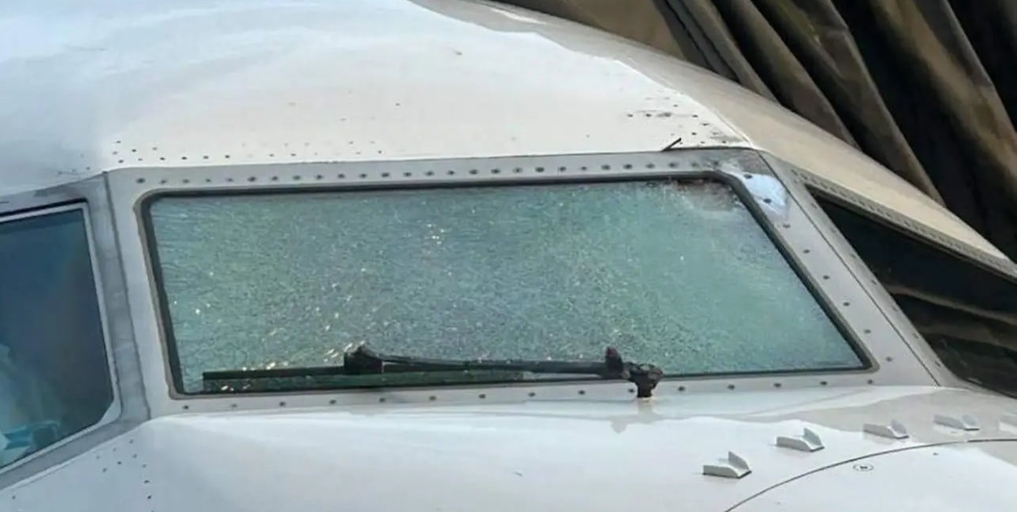 Un piloto resulta herido tras romperse el parabrisas de un avión a 11.000 metros de altitud: investigan si el impacto fue de un globo meteorológico