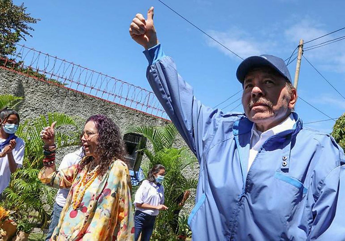El presidente de Nicaragua, Daniel Ortega, y su esposa, Rosario Murillo, durante un acto