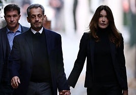 El expresidente francés Sarkozy entra en prisión, recibido por otros reclusos entre gritos: «¡Estás en tu casa!»