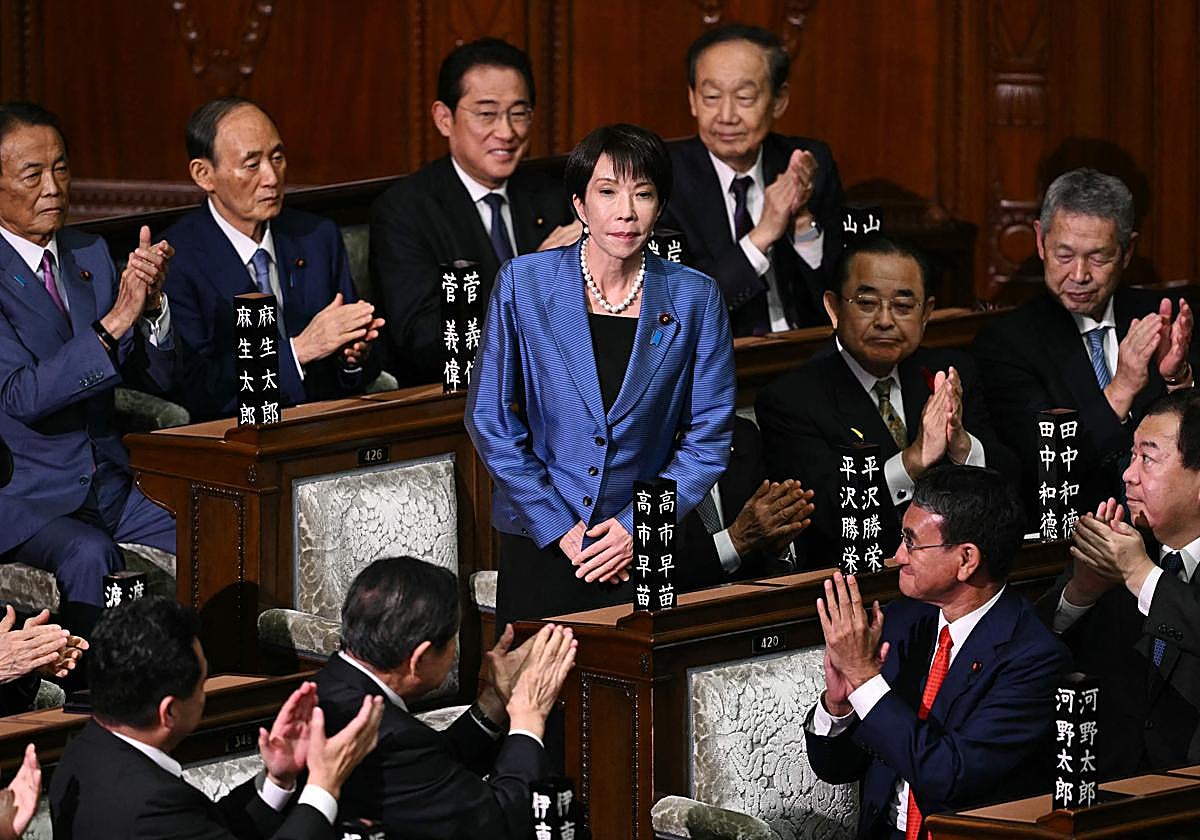 La presidenta del Partido Liberal Democrático (PLD), Sanae Takaichi, recibiendo aplausos tras ser elegida nueva primera ministra de Japón durante una sesión extraordinaria de la Cámara Baja del Parlamento en Tokio