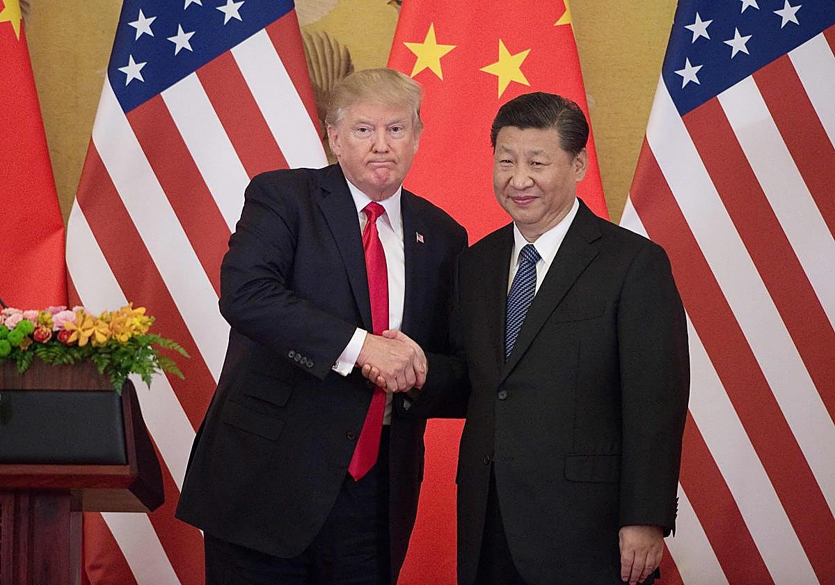 El presidente de Estados Unidos, Donald Trump (izq.), estrecha la mano del presidente de China, Xi Jinping, durante una conferencia de prensa en el Gran Salón del Pueblo en Beijing.
