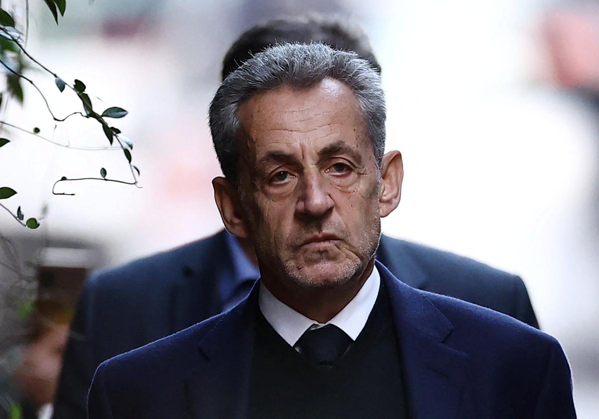 El expresidente francés Nicolas Sarkozy sale de su casa el día de su ingreso en la prisión de Santé