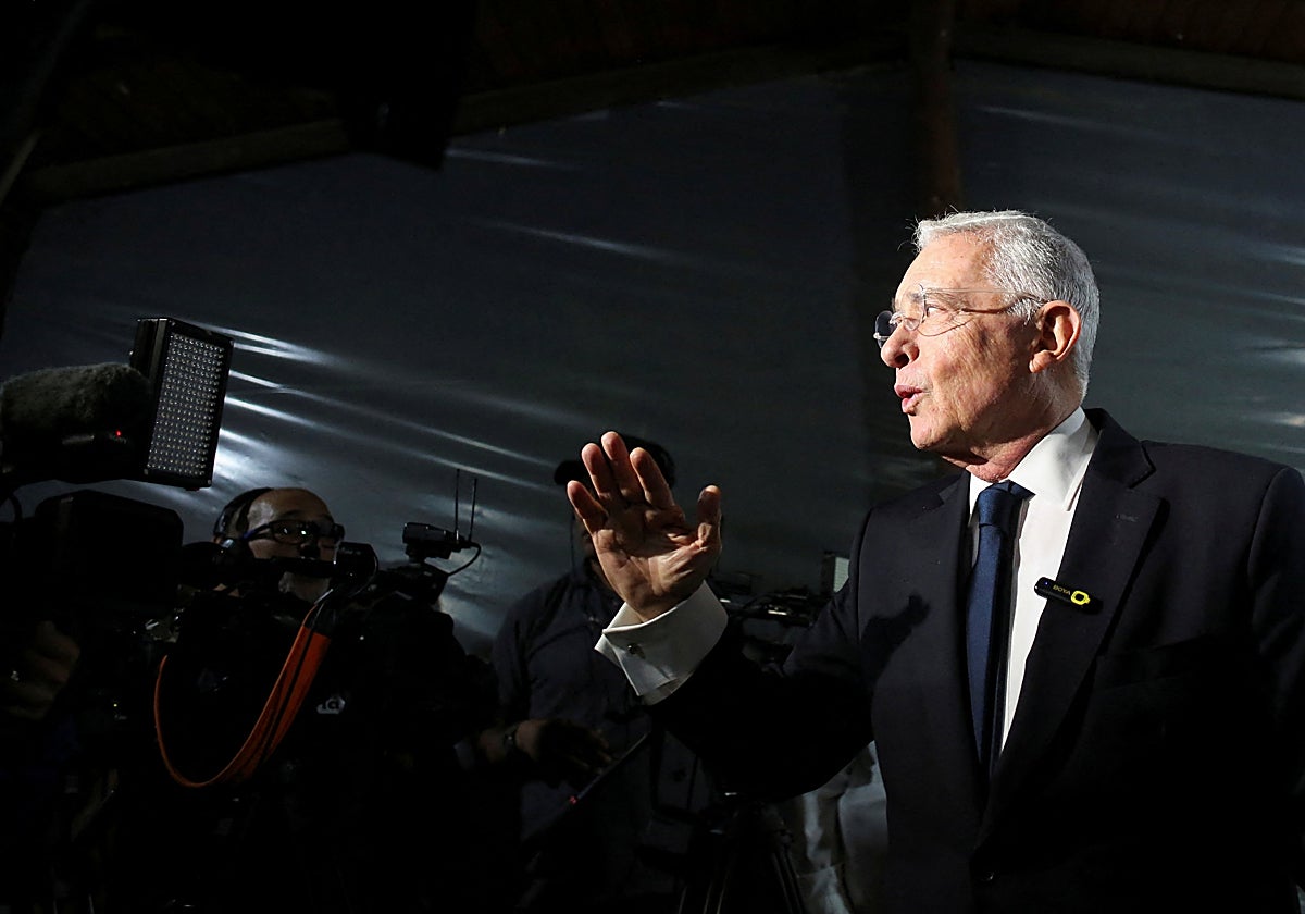 El expresidente Álvaro Uribe ofreció una rueda de prensa este martes tras conocer el fallo judicial