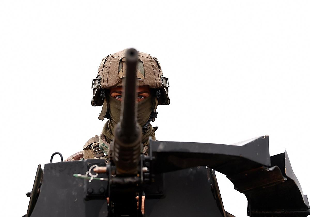 Un soldado francés realiza maniobras con armas de fuego.