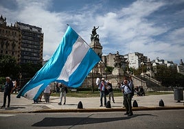 Argentina vota entre el desgaste de Milei y una economía al límite