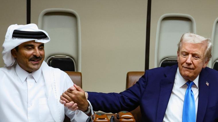 Donald Trump, con el emir de Qatar de camino a Malasia