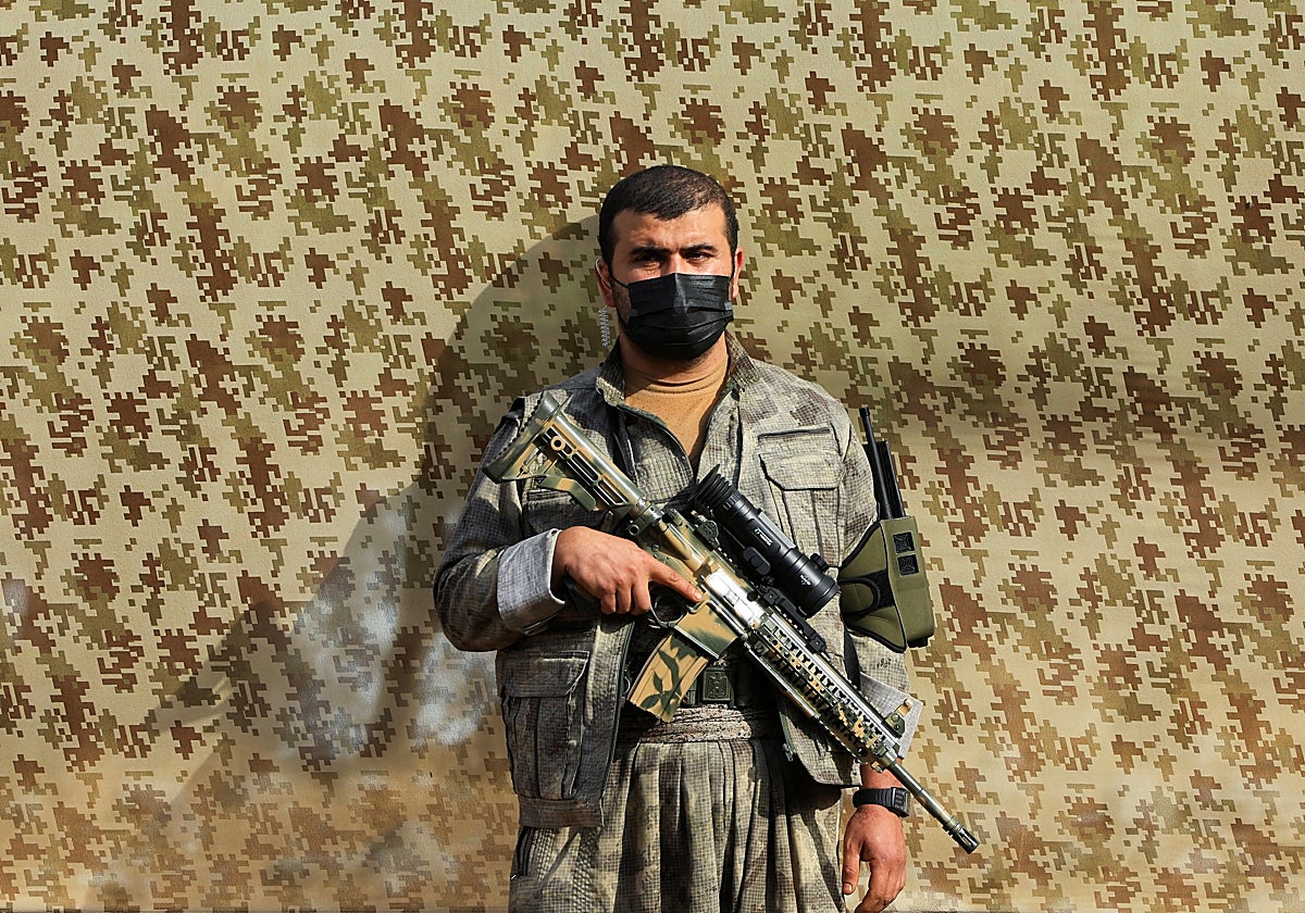 Un militante armado del Partido de los Trabajadores del Kurdistán (PKK)