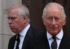 Carlos III despoja a su hermano Andrés de todos los títulos, incluido el de príncipe, y le expulsa de la mansión de Royal Lodge